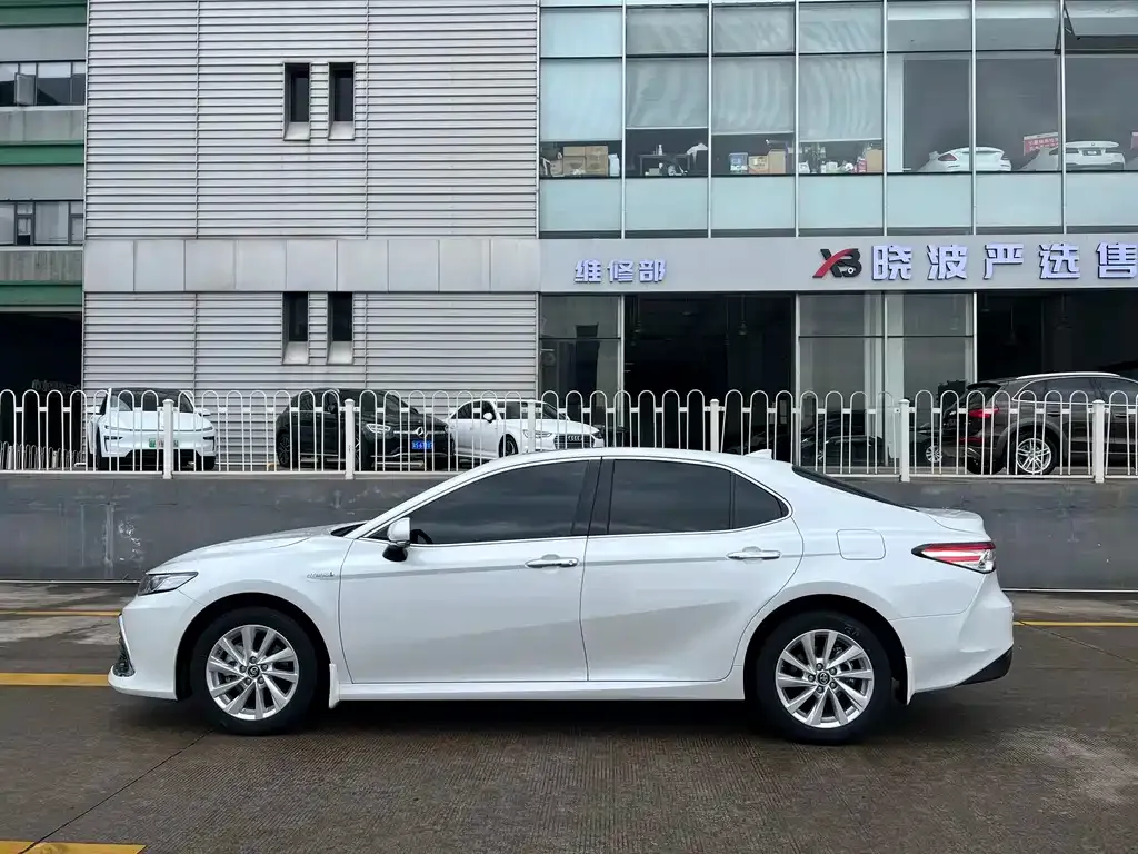 Toyota Camry — фото 10