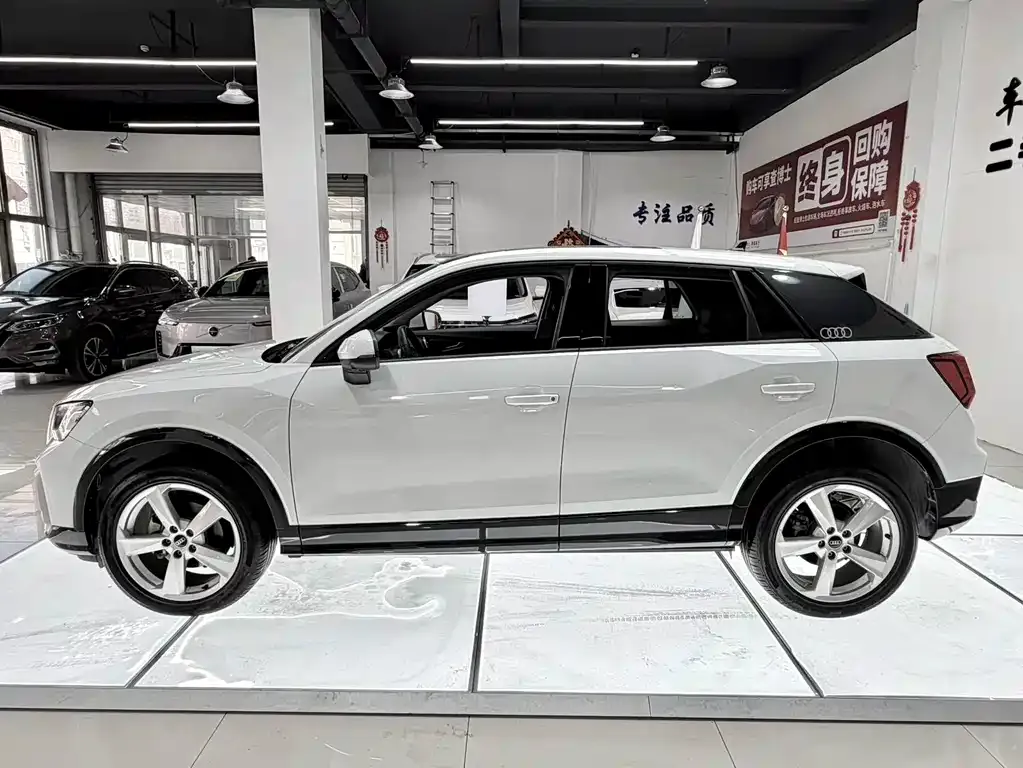 Audi Q2L — фото 10