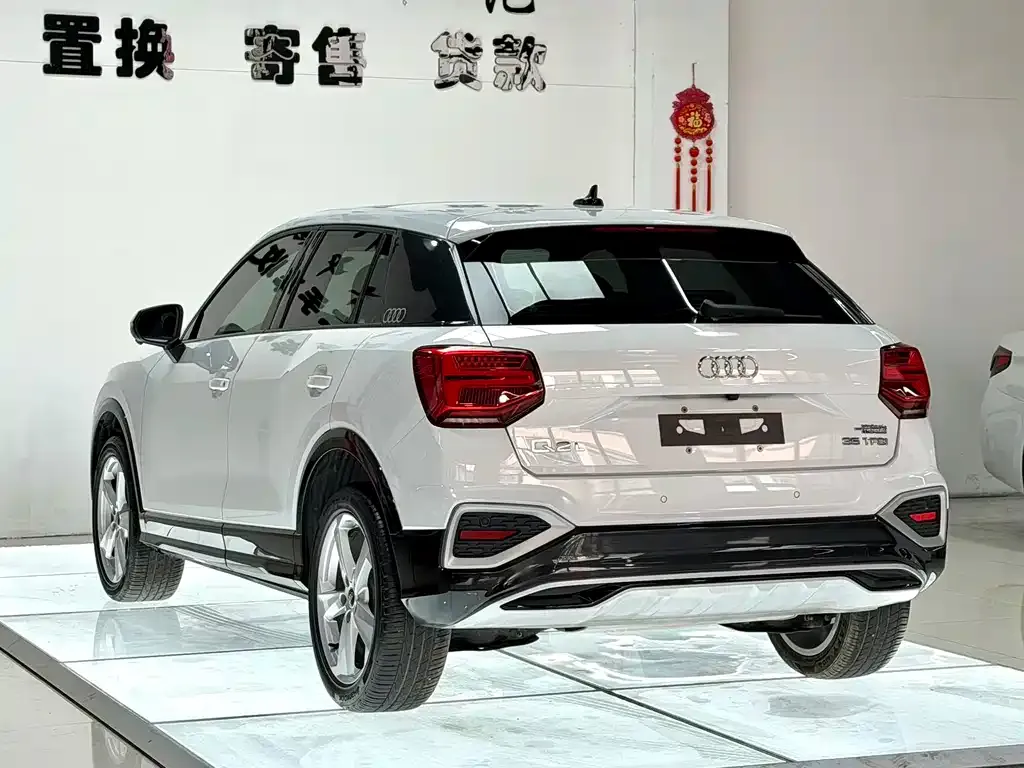 Audi Q2L — фото 9