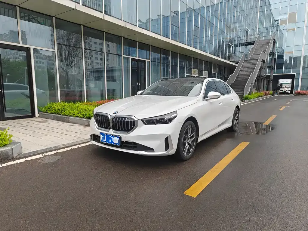BMW 5 Series — фото 1