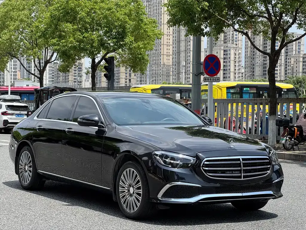 Mercedes-Benz E-Class — фото 1