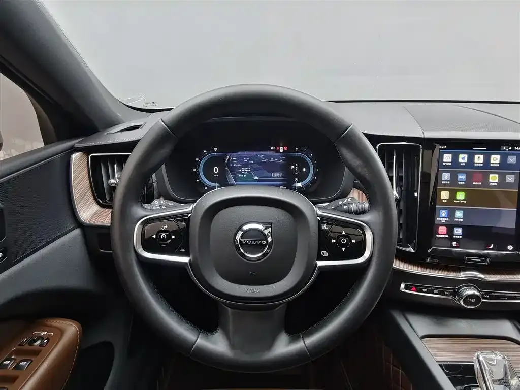 Volvo XC60 — фото 7