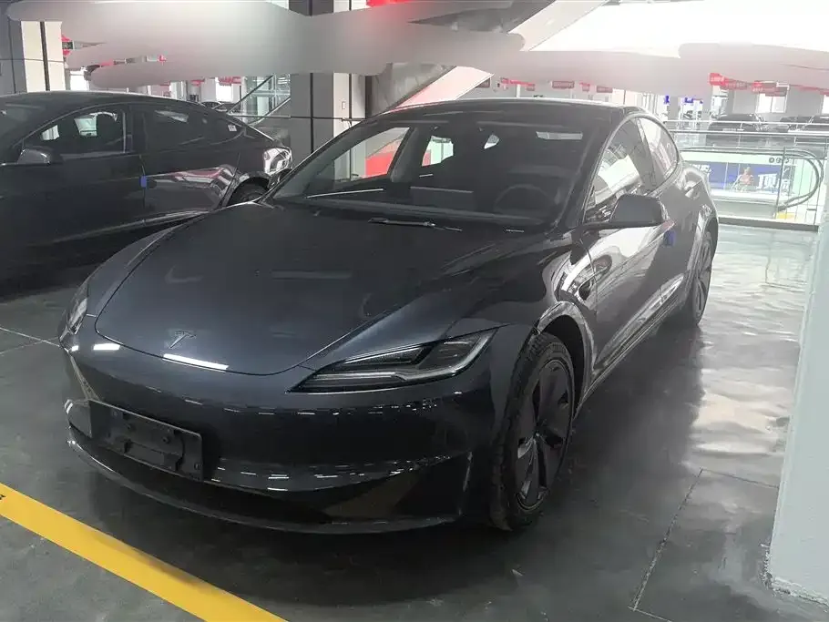 Tesla Model 3 — фото 1