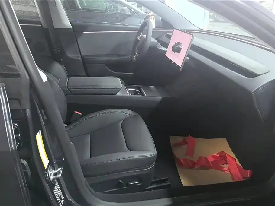 Tesla Model 3 — фото 10