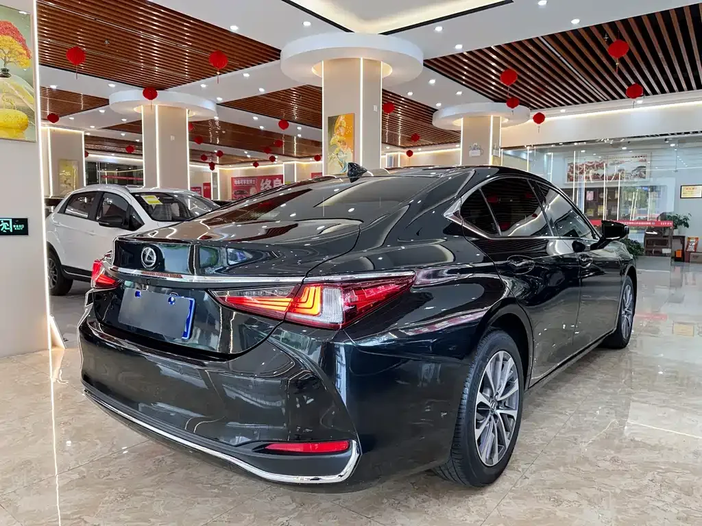 Lexus ES — фото 10