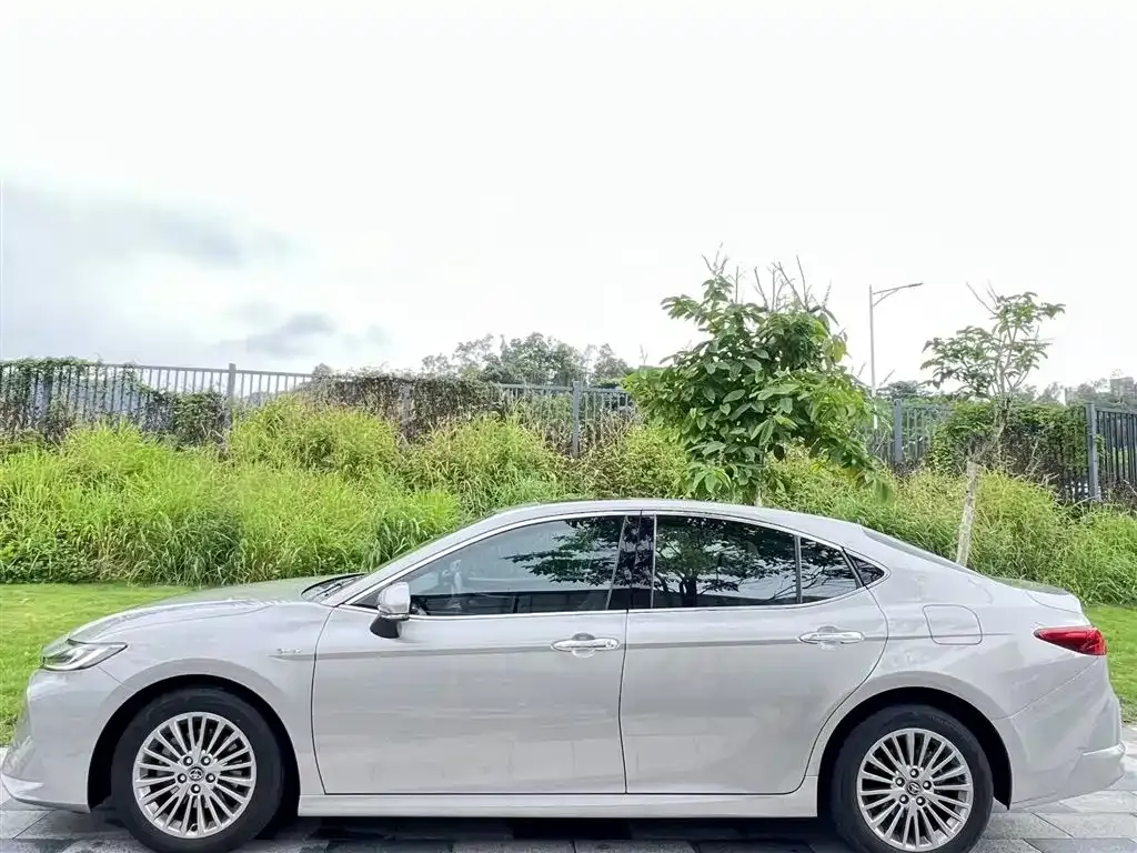 Toyota Camry — фото 9