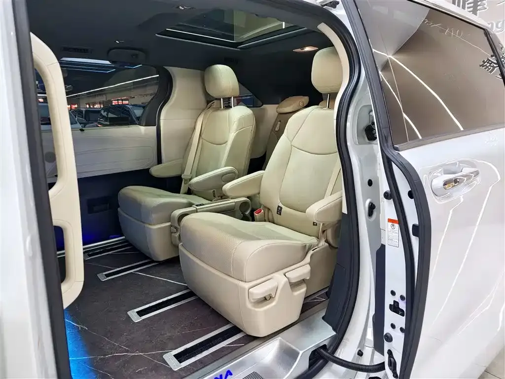 Toyota Granvia — фото 2
