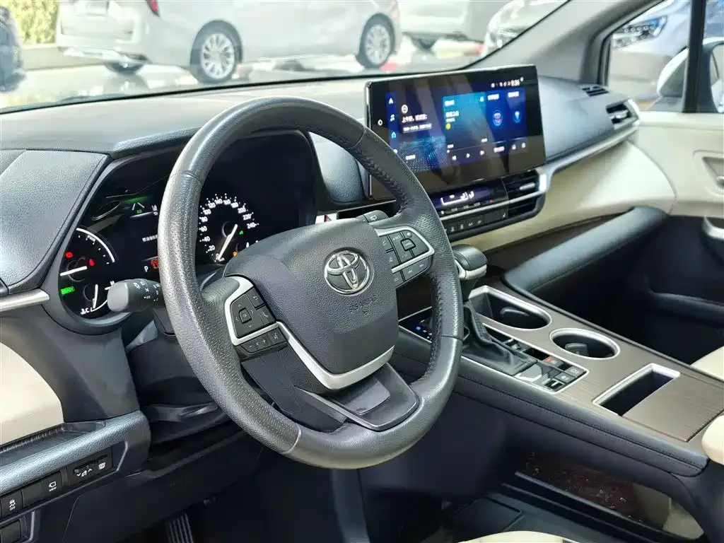 Toyota Granvia — фото 7