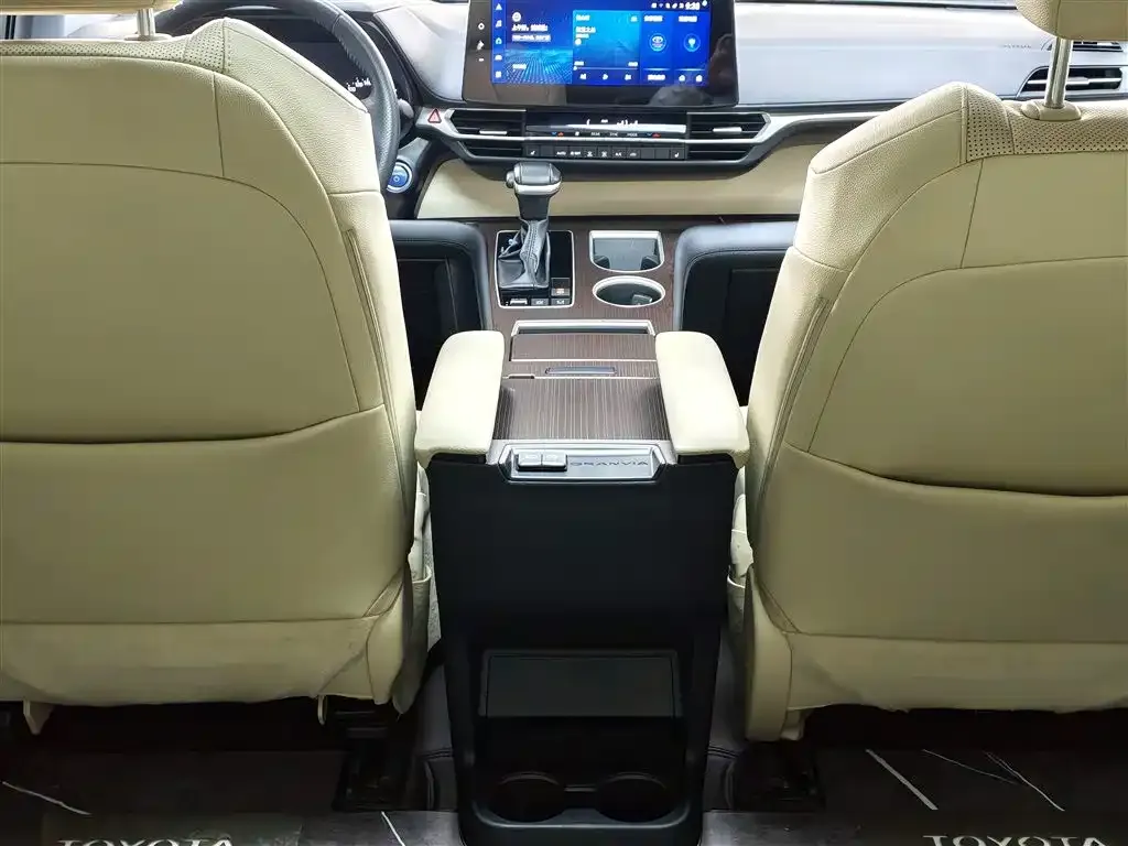 Toyota Granvia — фото 3
