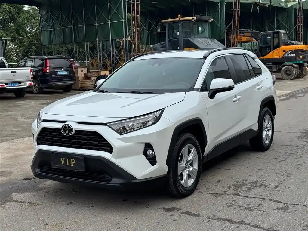 Toyota RAV4 — фото 1