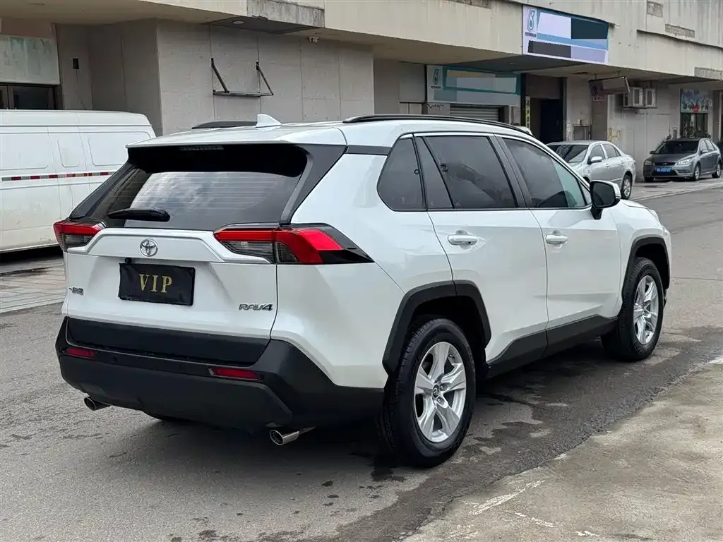 Toyota RAV4 — фото 5