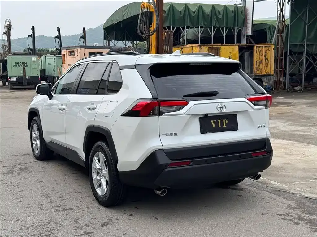 Toyota RAV4 — фото 4
