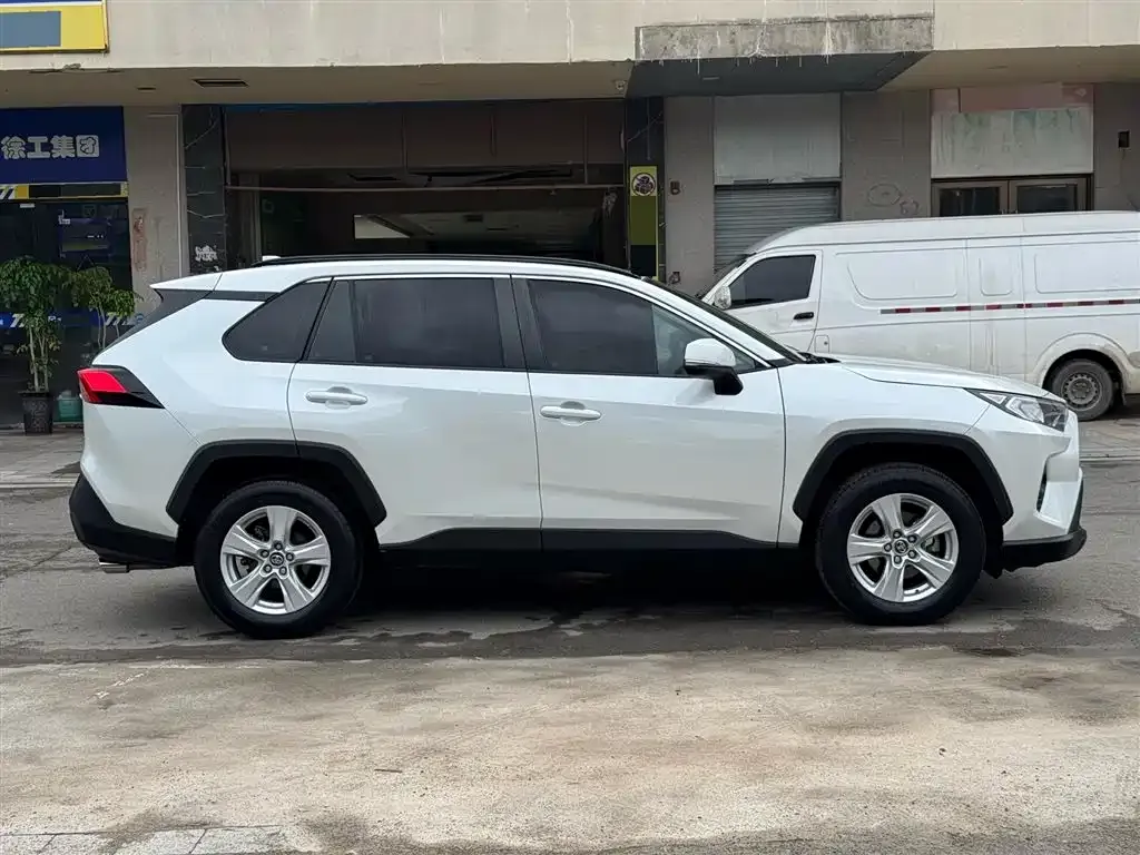 Toyota RAV4 — фото 3