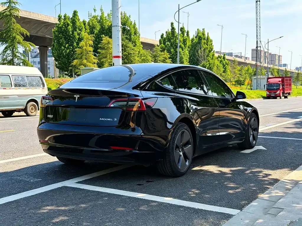 Tesla Model 3 — фото 10