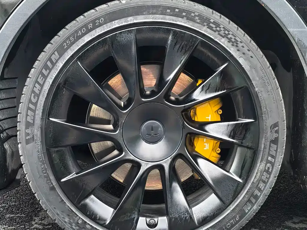 Tesla Model Y — фото 10