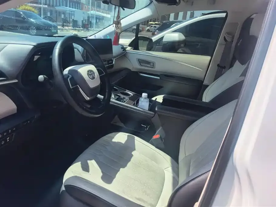Toyota Sienna — фото 2