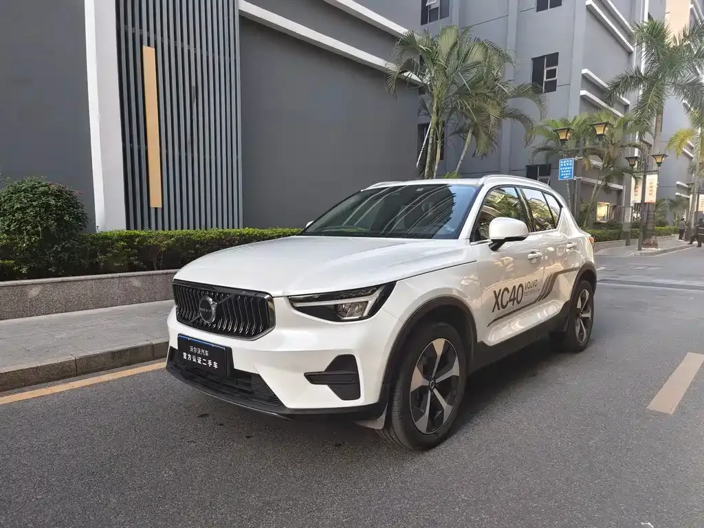 Volvo XC40 — фото 1