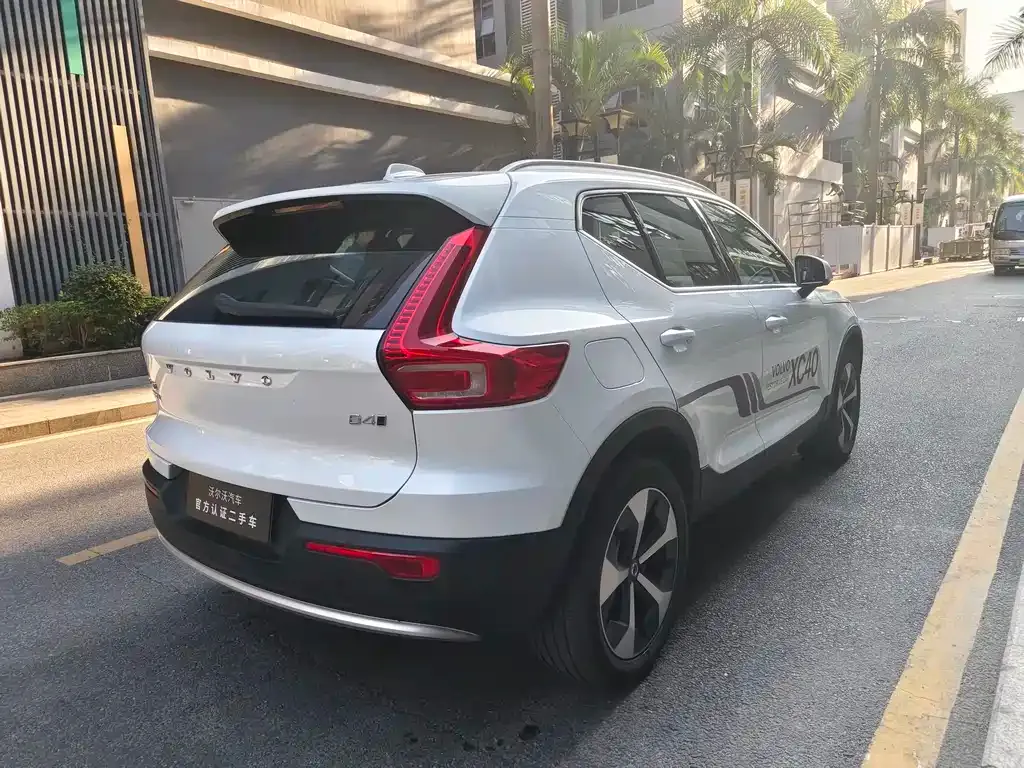 Volvo XC40 — фото 9