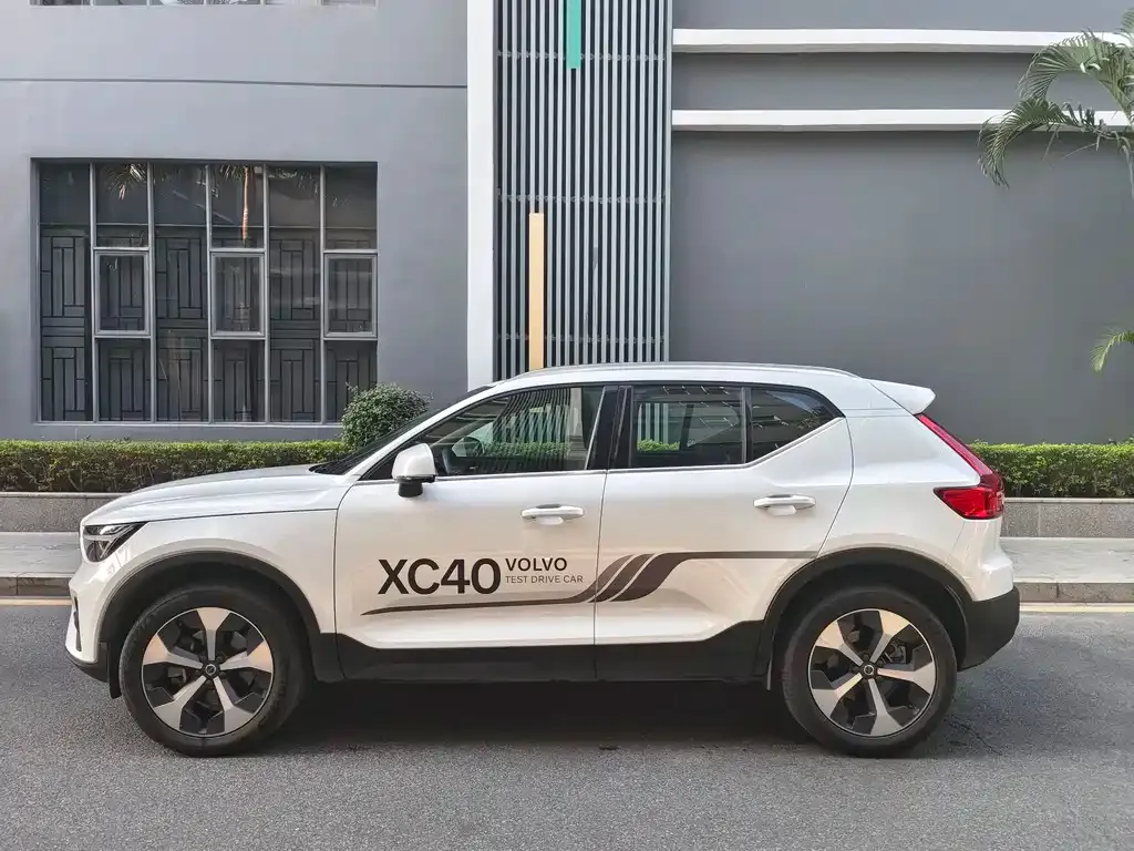 Volvo XC40 — фото 10
