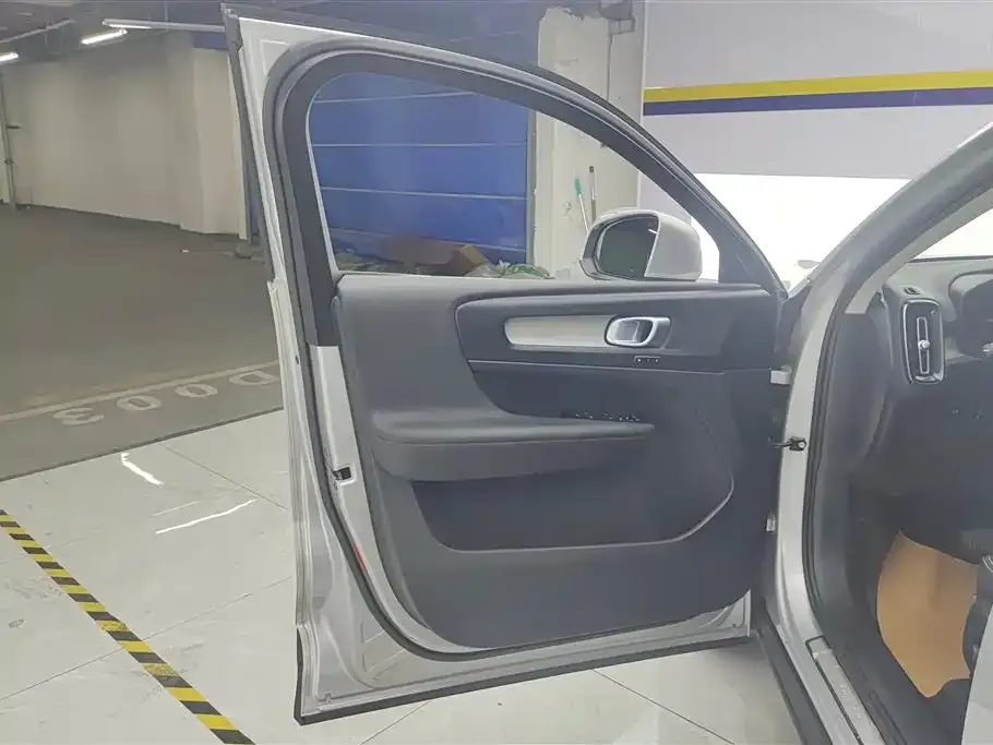 Volvo XC40 2023 из CN, фото 2