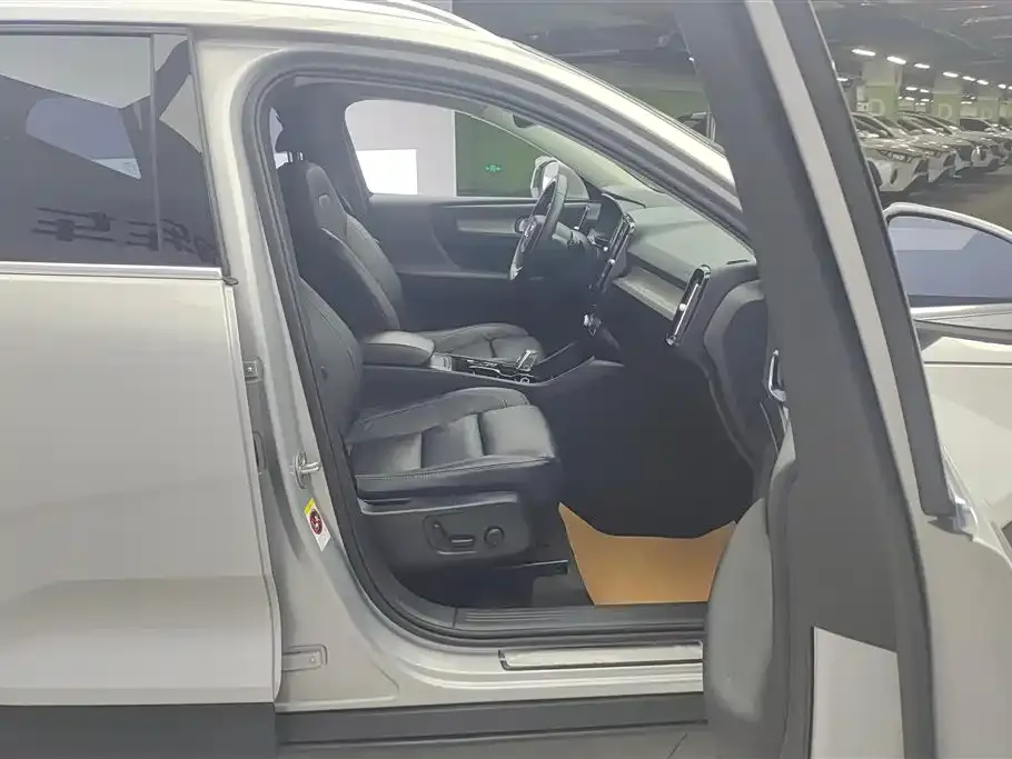 Volvo XC40 2023 из CN, фото 4