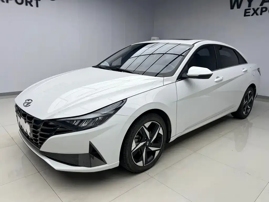 Hyundai Elantra — фото 1