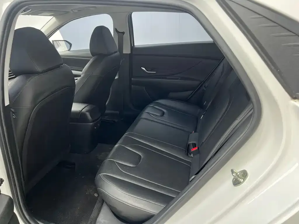 Hyundai Elantra — фото 10