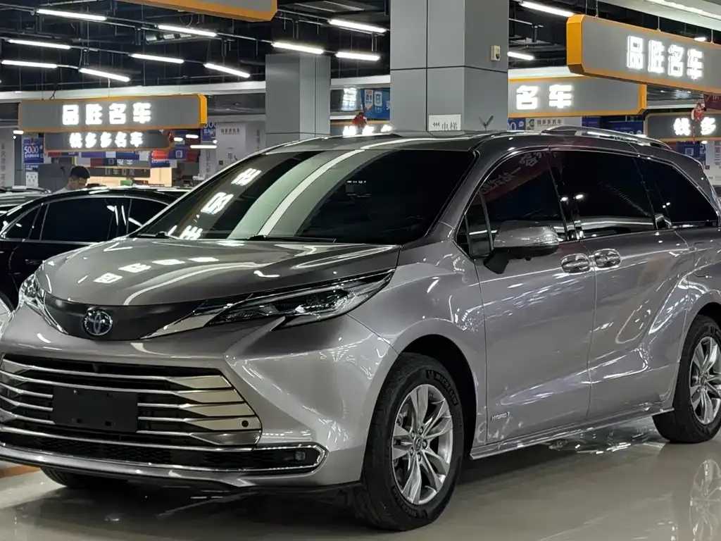 Toyota Sienna — фото 1
