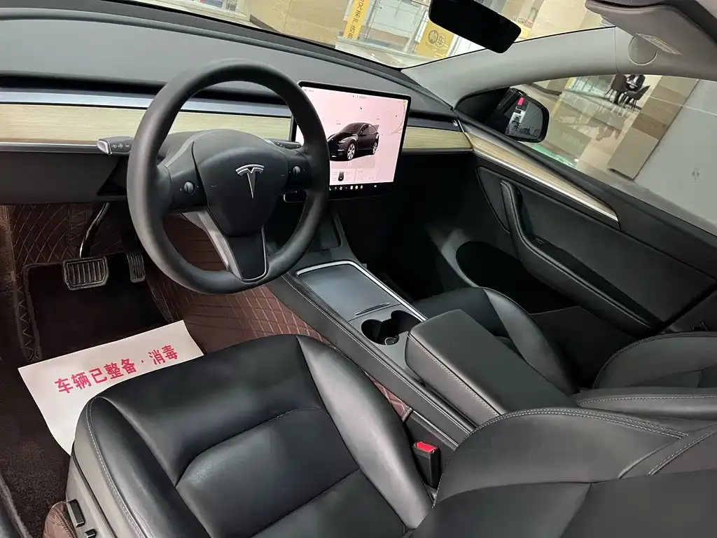 Tesla Model Y — фото 9