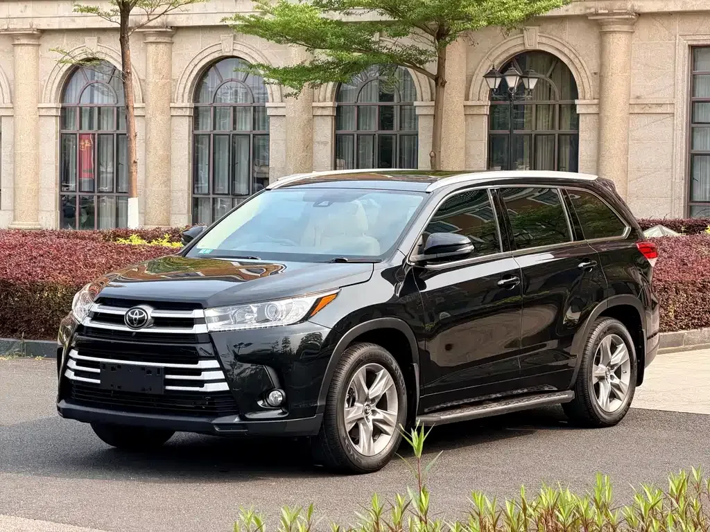 Toyota Highlander — фото 1