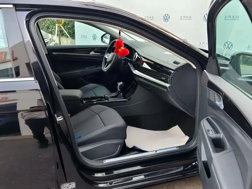 Volkswagen Passat New Energy — фото 9