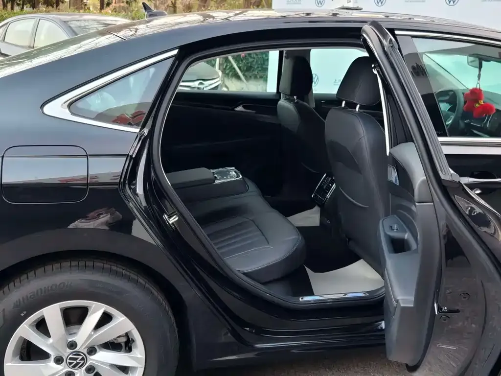 Volkswagen Passat New Energy — фото 3