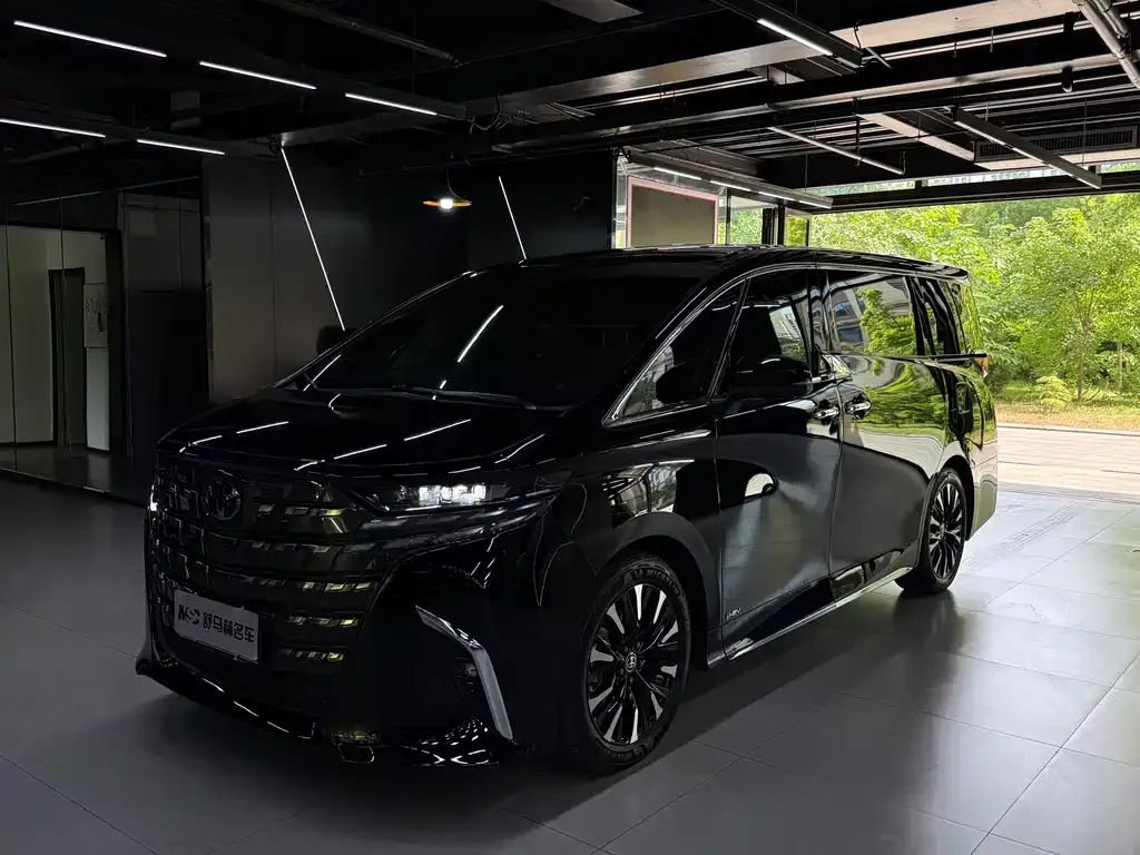 Toyota Alphard — фото 1