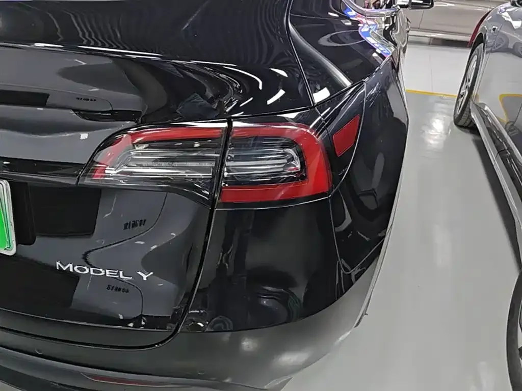 Tesla Model Y — фото 10