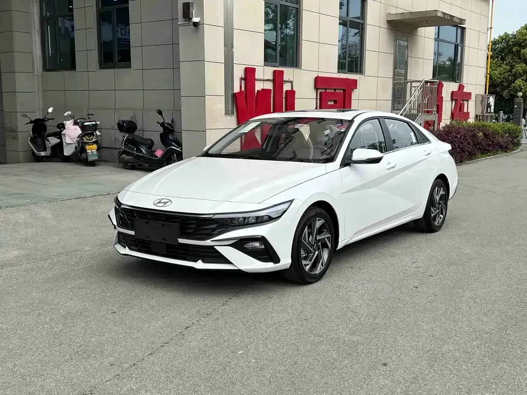 Hyundai Elantra — фото 1