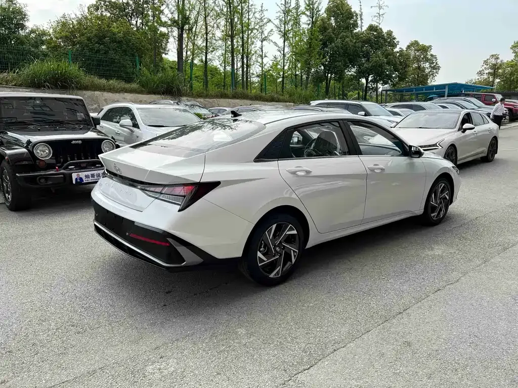 Hyundai Elantra — фото 6