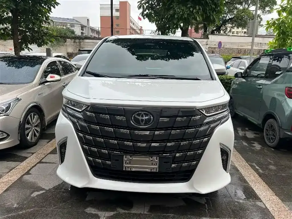 Toyota Alphard — фото 1
