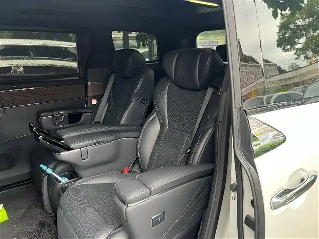 Toyota Alphard — фото 9