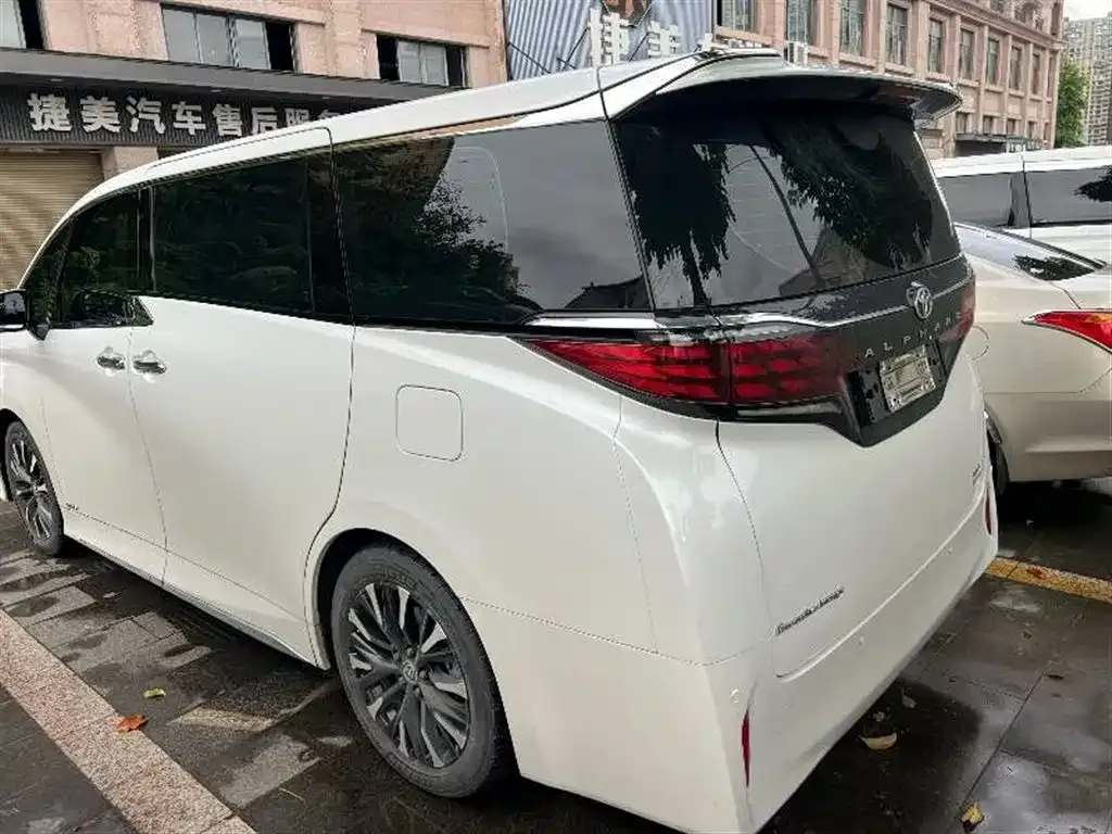 Toyota Alphard — фото 4