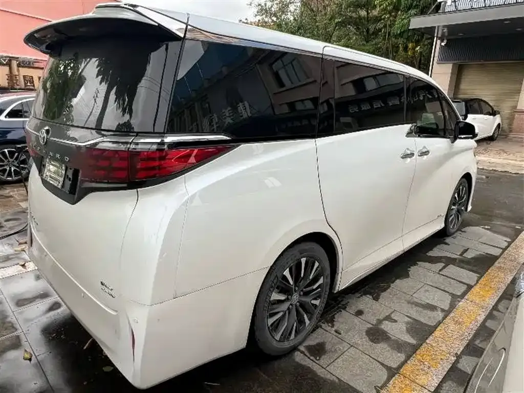 Toyota Alphard — фото 3