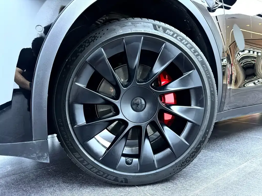Tesla Model Y — фото 8
