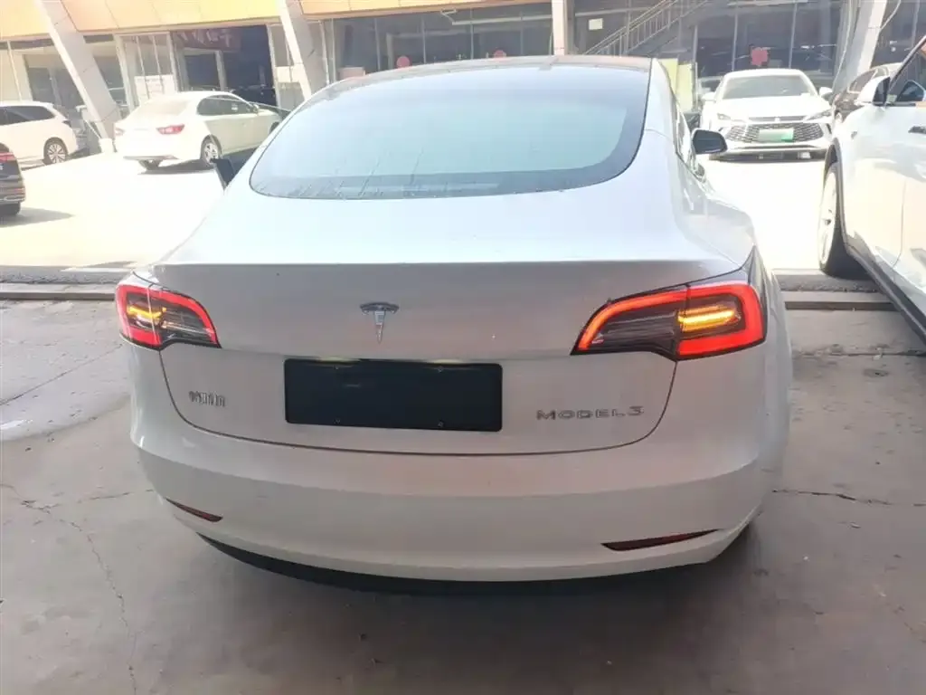 Tesla Model 3 — фото 10
