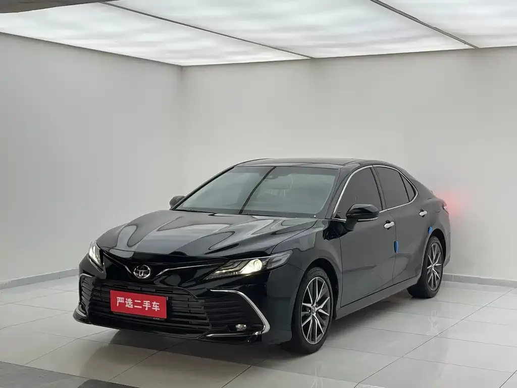 Toyota Camry — фото 1