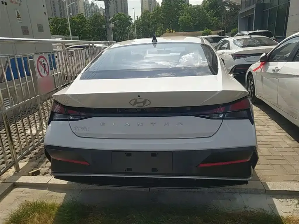 Hyundai Elantra — фото 9