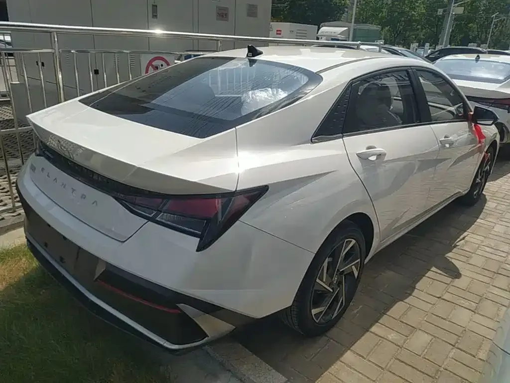 Hyundai Elantra — фото 10