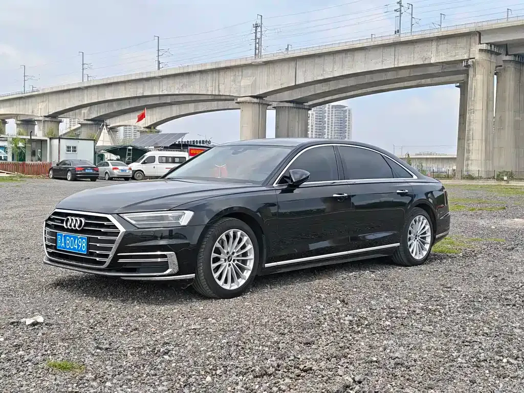 Audi A8 — фото 1