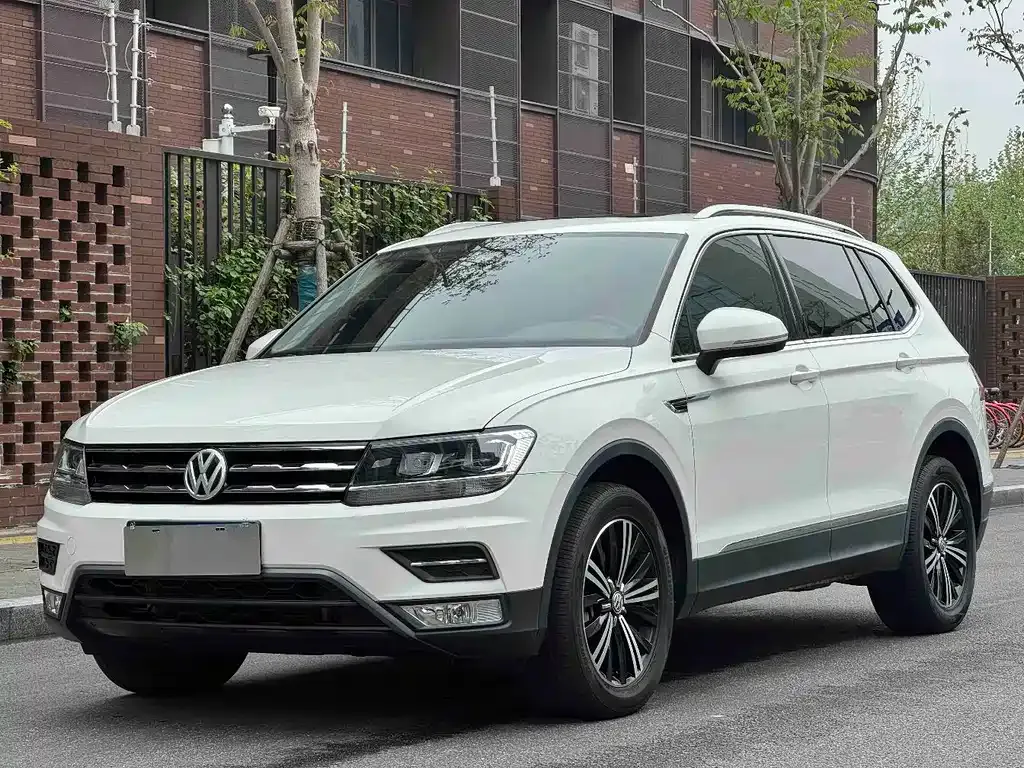 Volkswagen Tiguan L — фото 1