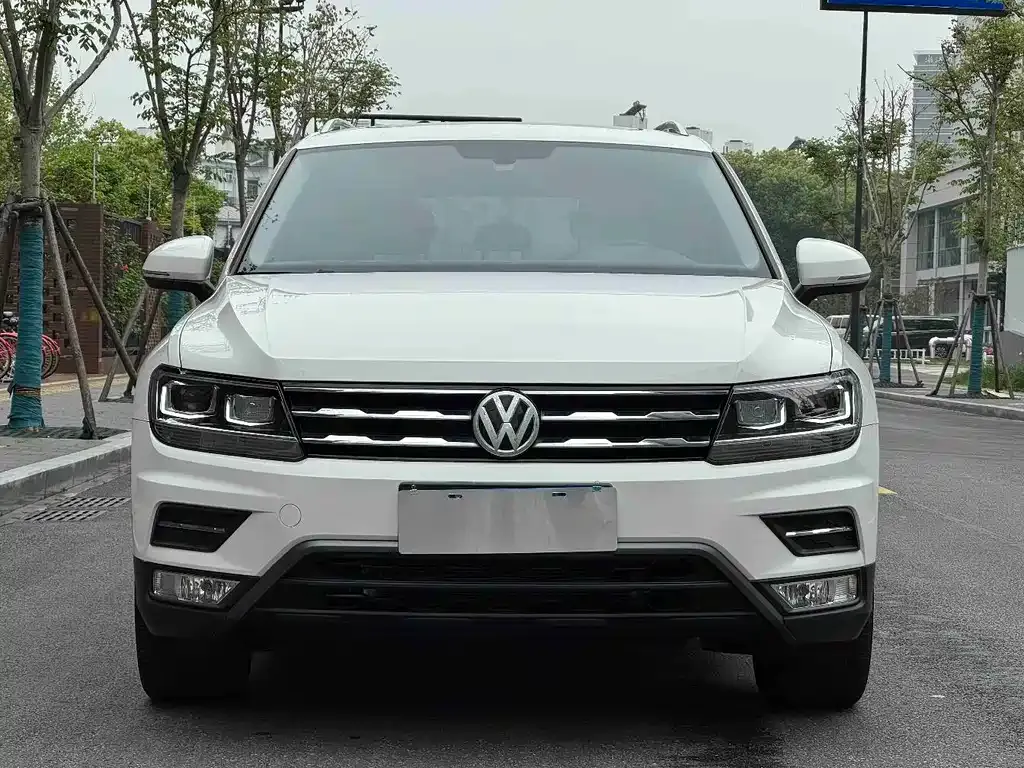 Volkswagen Tiguan L — фото 8