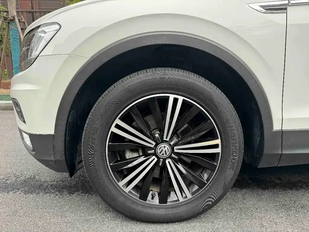 Volkswagen Tiguan L — фото 9