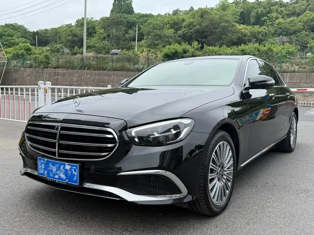 Mercedes-Benz E-Class — фото 1